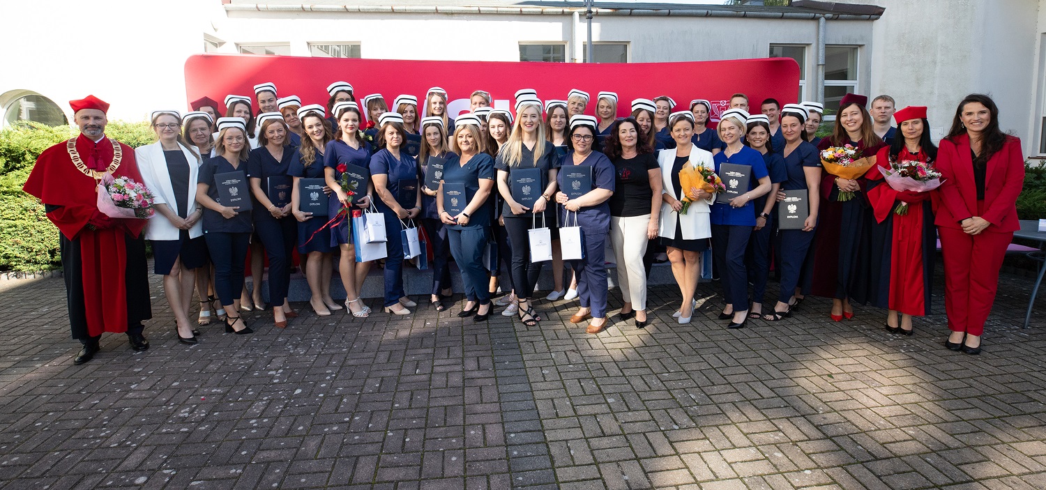 Pierwsi absolwenci Pielęgniarstwa